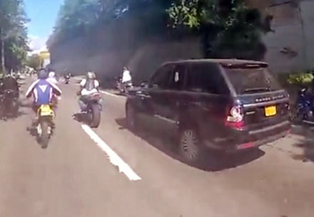 Màn rượt đuổi kinh hoàng giữa môtô và Land Rover - 1 Màn rượt đuổi kinh hoàng giữa môtô và Land Rover tại Mỹ